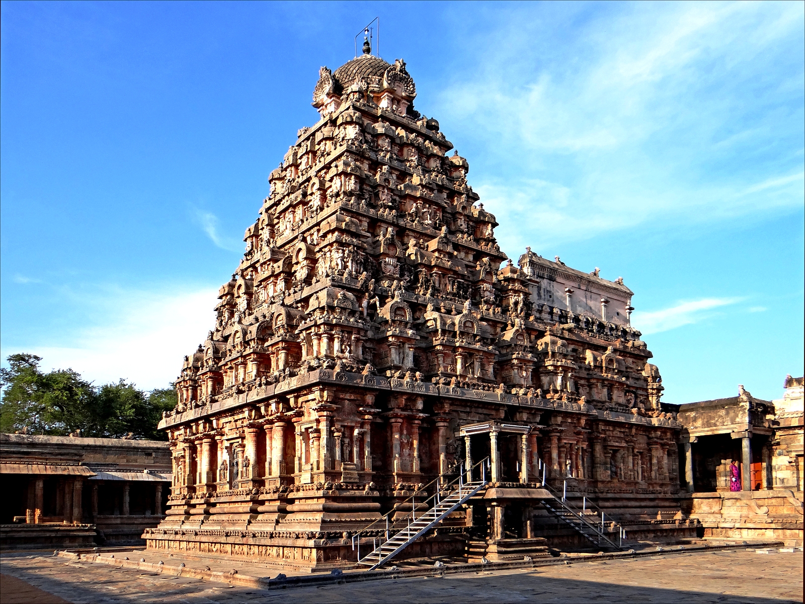 Famous temples. Храм Айраватешвары Ченнаи. Архитектура древних храмов Индии. Храмовая архитектура Индии. Храм Хойсалешвара Индия колонны.