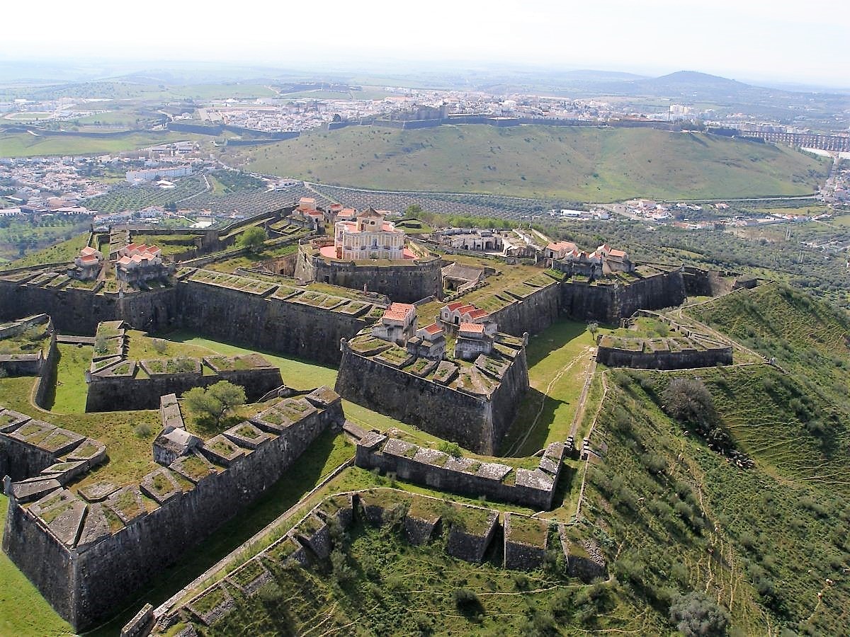 Как называется бастион. Форт Элваш (Elvas) Португалия.. Крепость звезда Элваш. Форт Богоматери благодати Португалия. Форт звезда Граса Португалия.