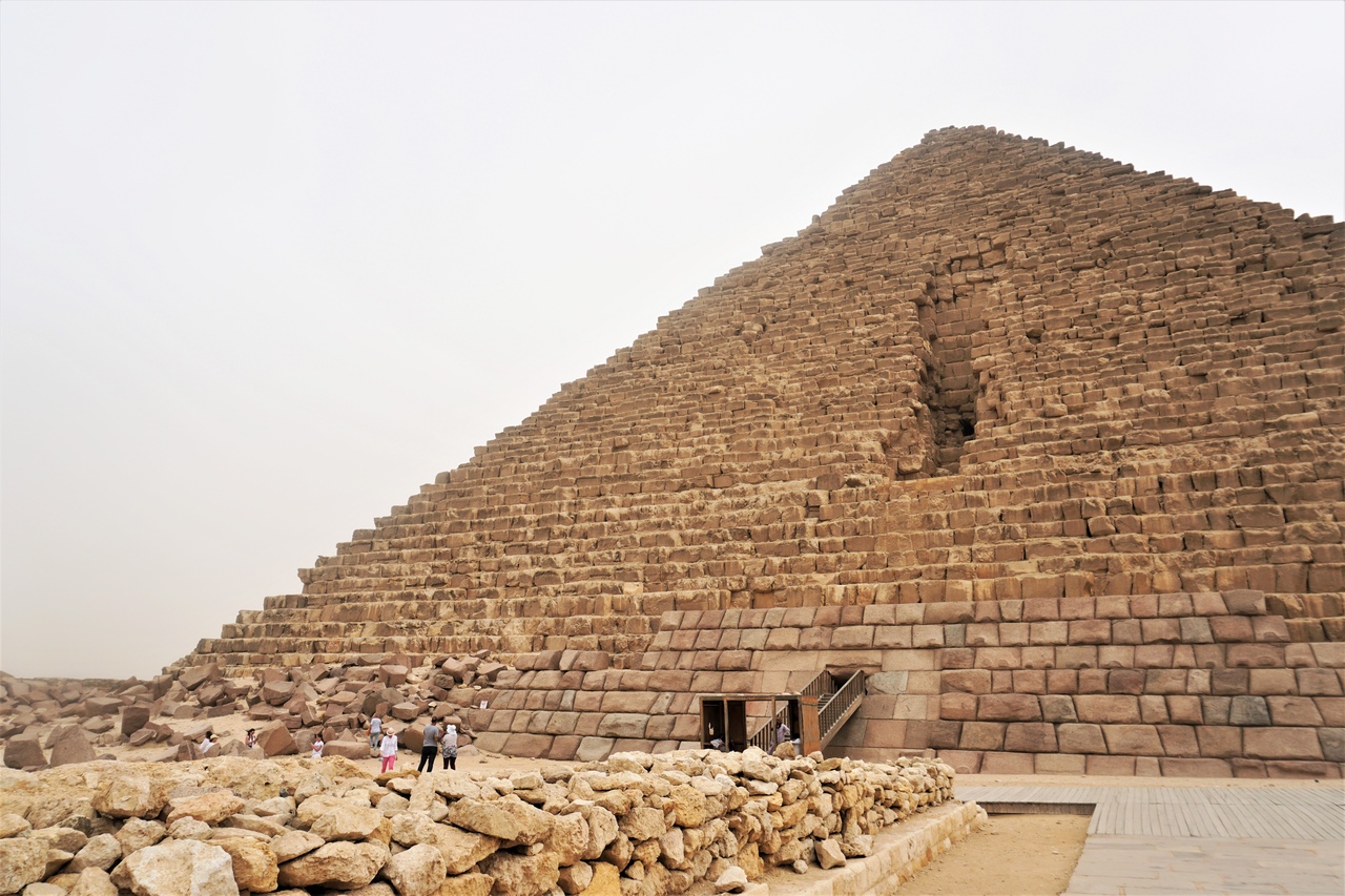 Как строили пирамиду хеопса. Пирамида Хеопса (Хуфу). Пирамида Хуфу Египет. Пирамида Микерина древний Египет. Пирамиды Хеопса строились.